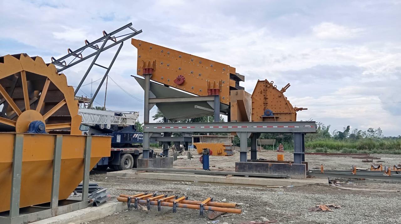 Equipo pesado en obra minera