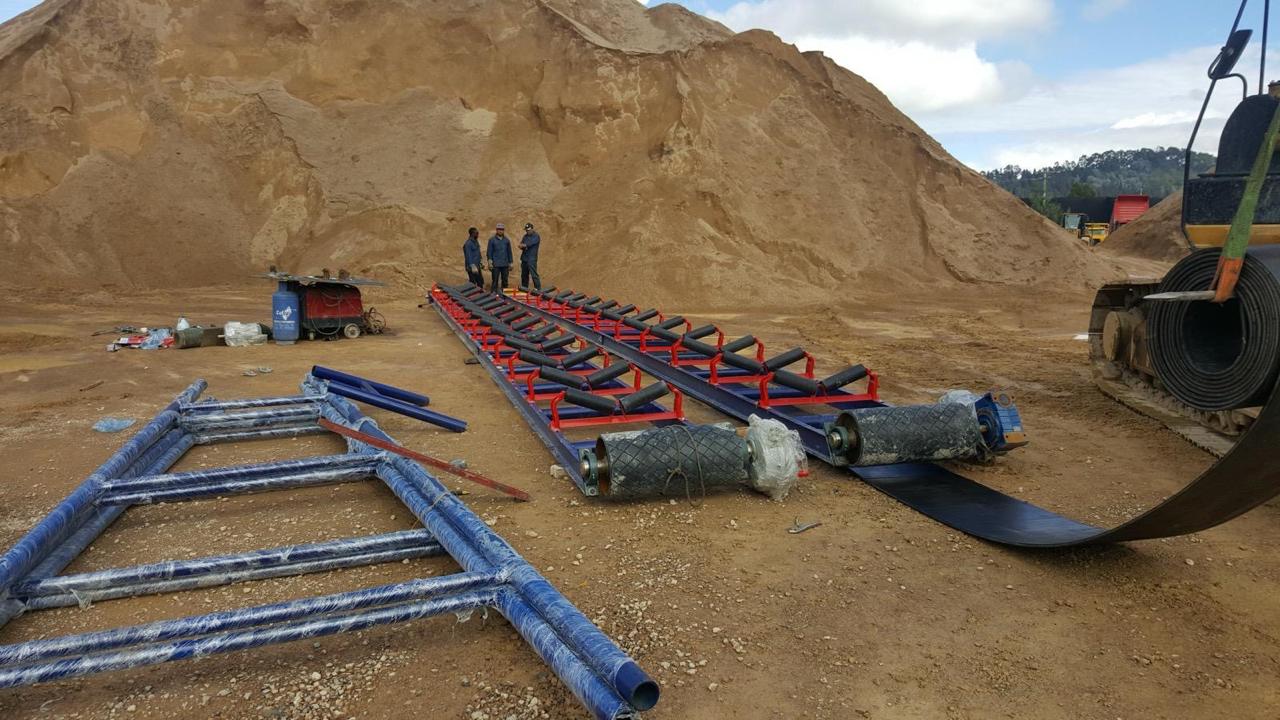 Estación de rodillos y banda transportadora