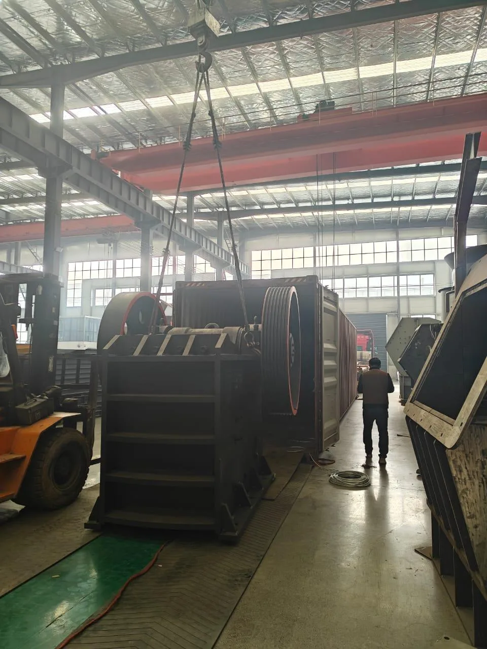 Trituradora de mandíbulas en planta de fabricación con grúa puente