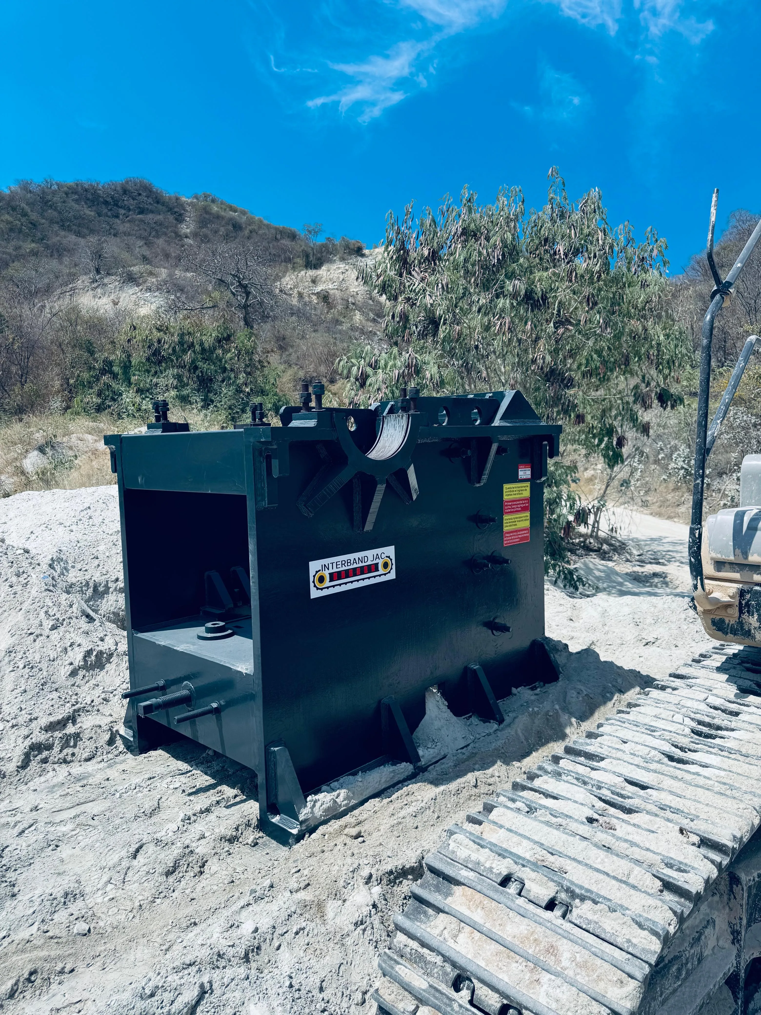 Trituradora INTERBAND JAC instalada en campo