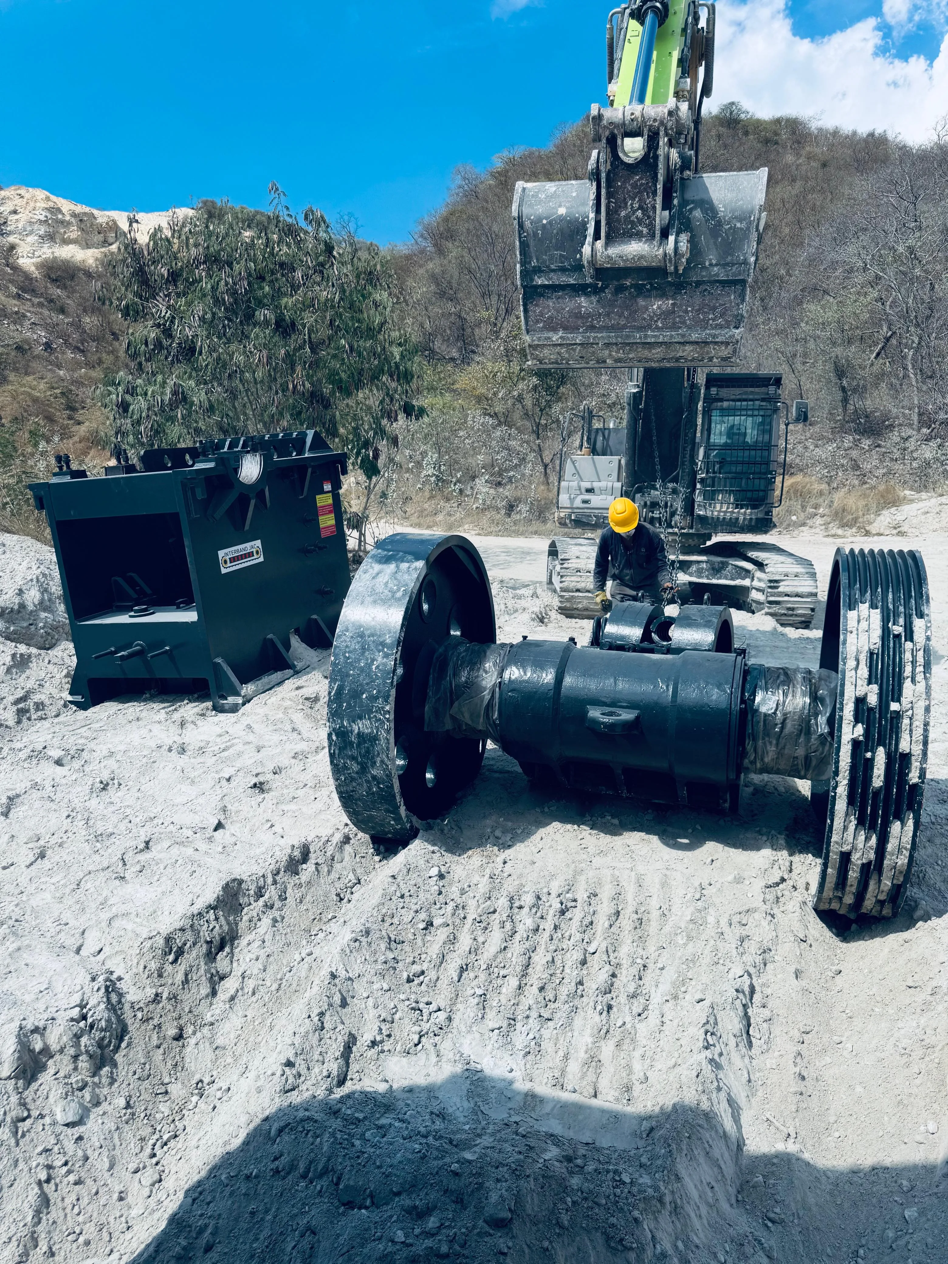 Polea motriz y trituradora en zona de montaje