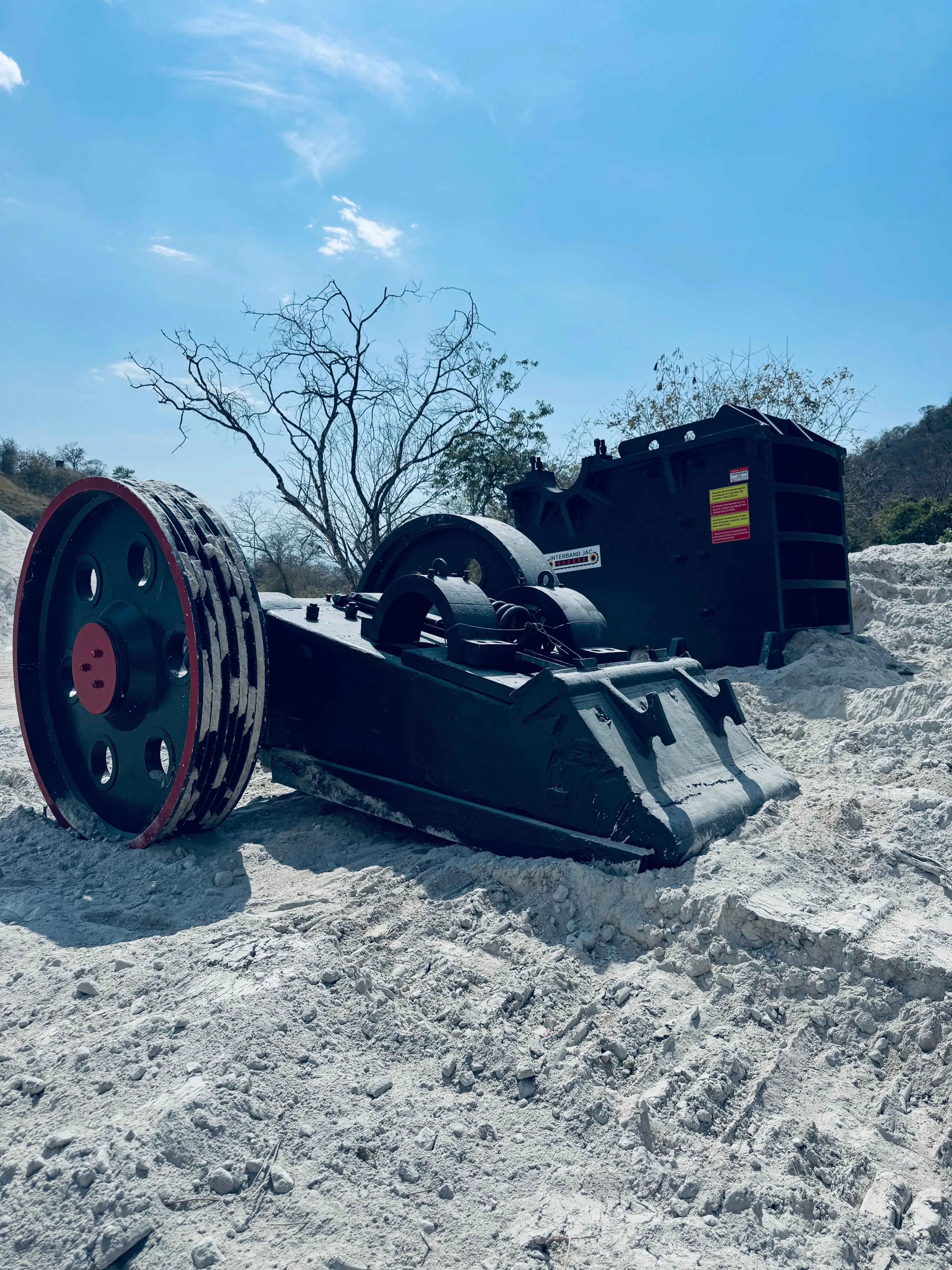 Trituradora de mandíbulas INTERBAND JAC en cantera