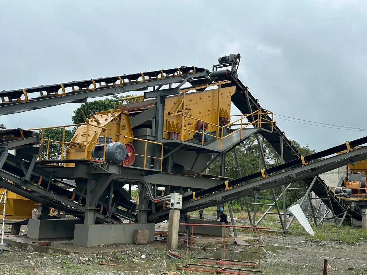 Planta de trituración con bandas transportadoras en operación