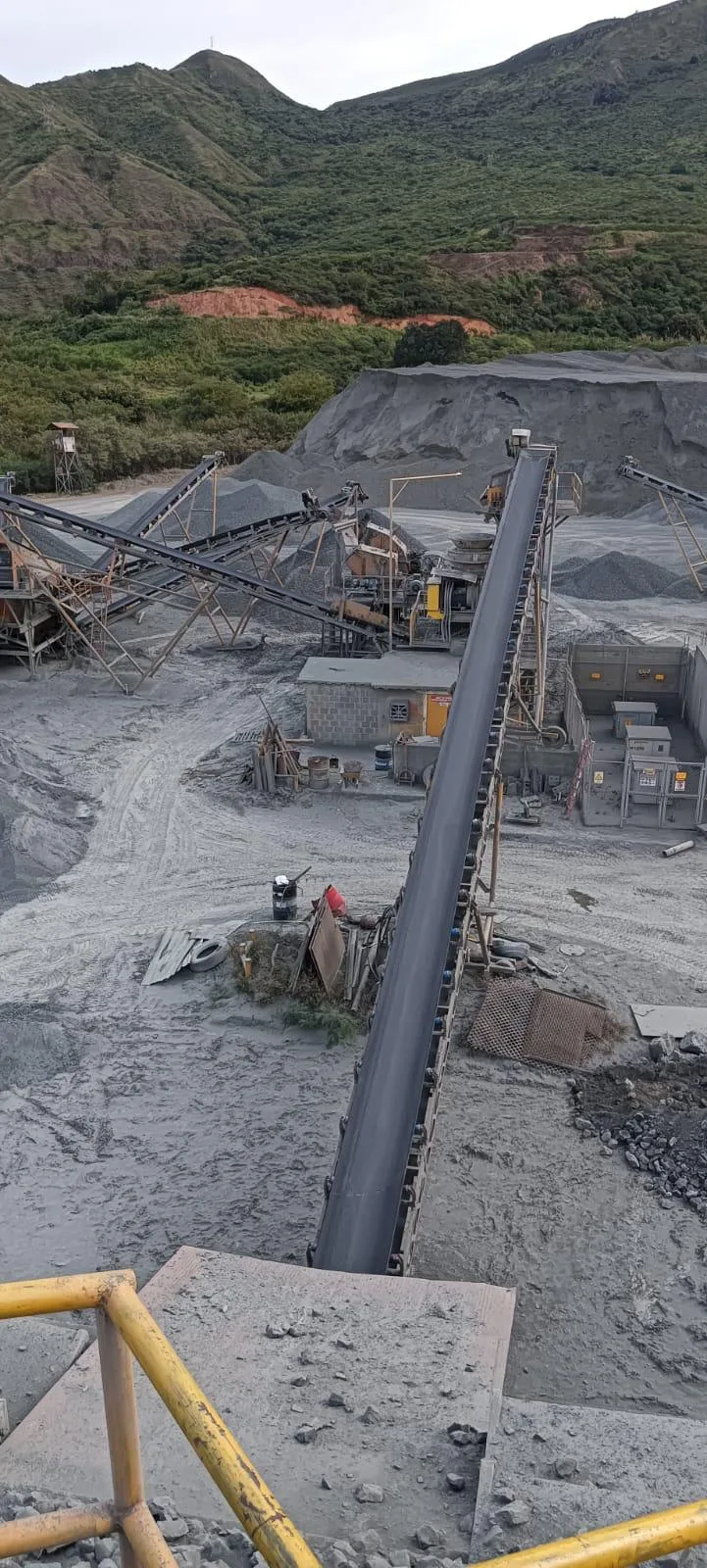 Vista panorámica de planta de trituración con bandas transportadoras