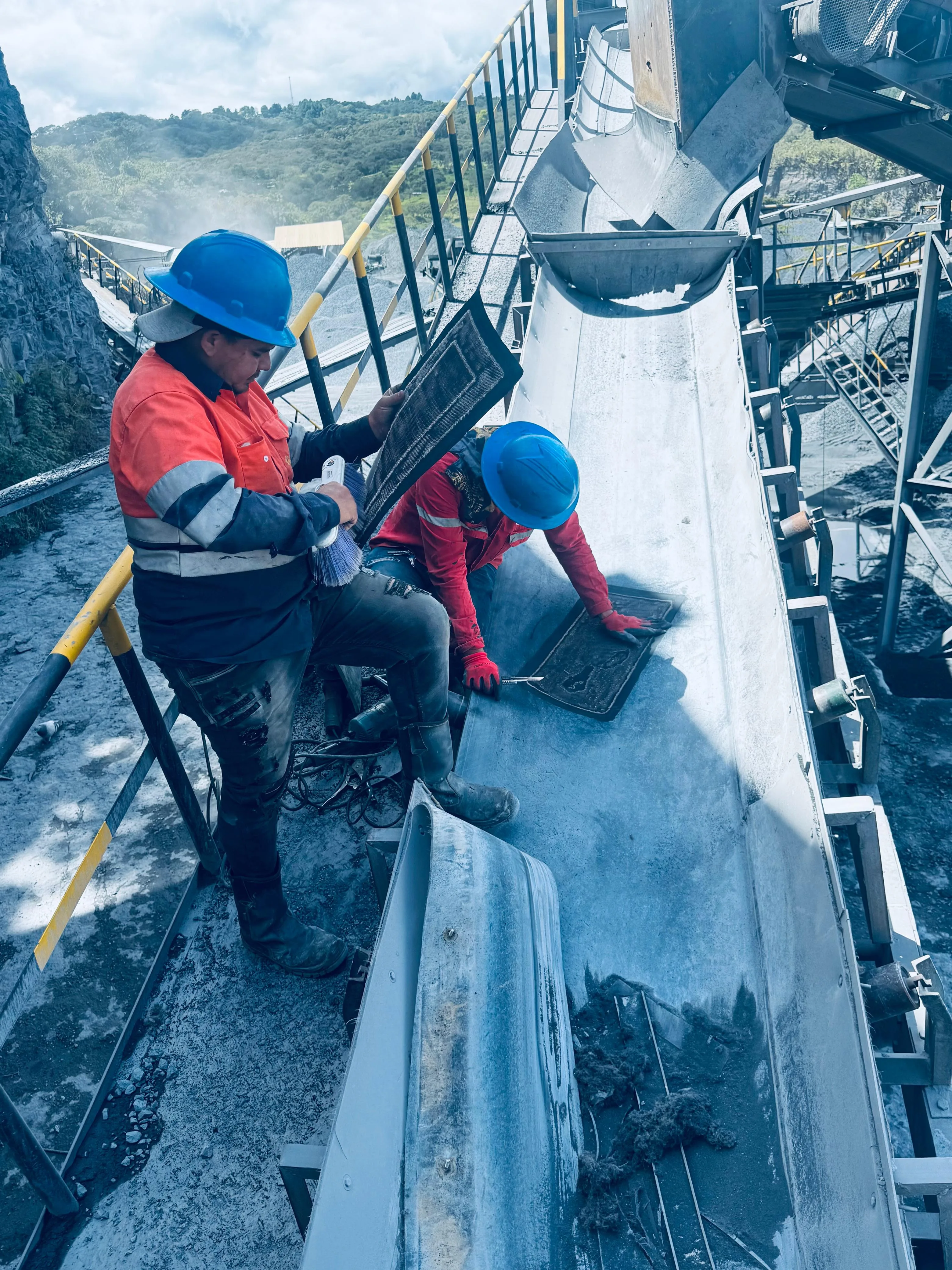 Técnicos realizando mantenimiento en banda transportadora