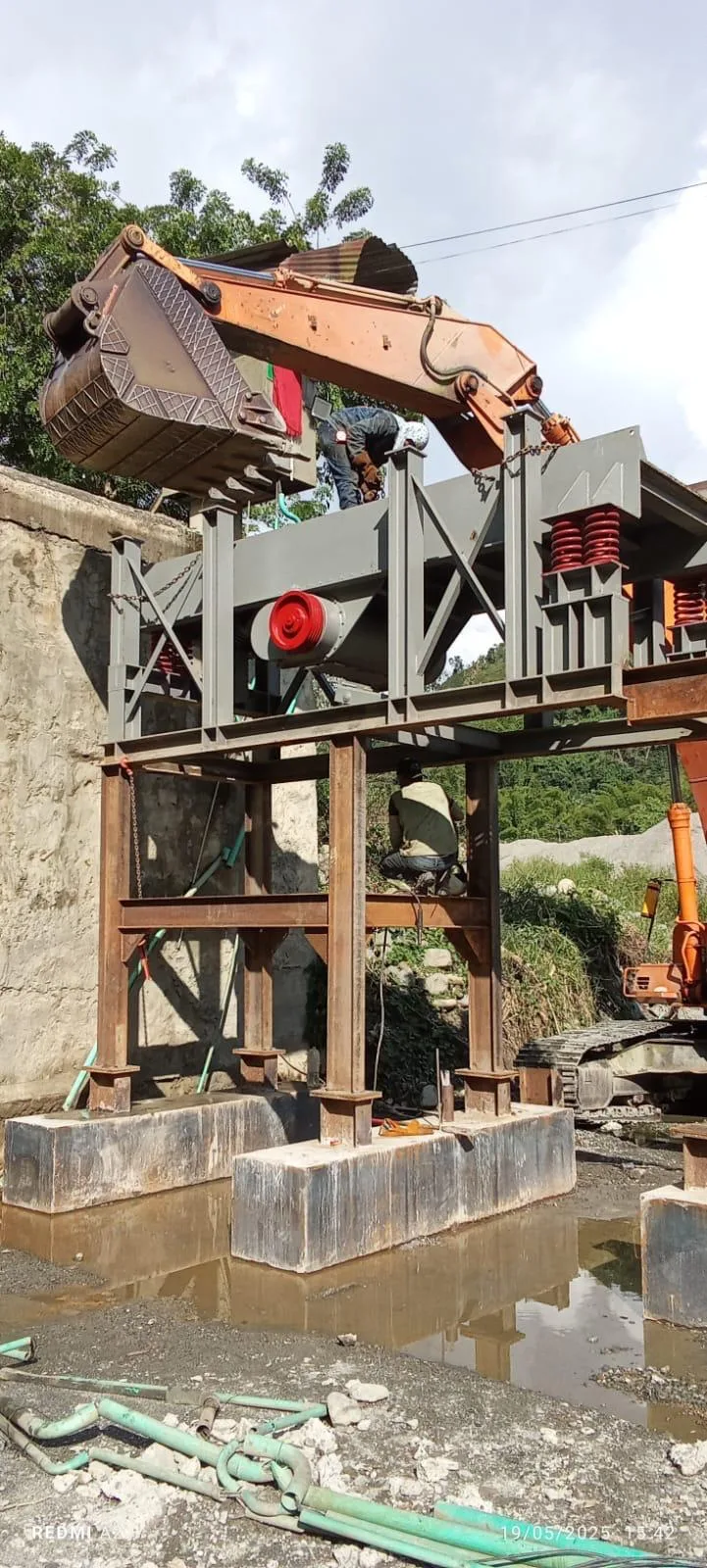 Montaje de trituradora con excavadora en planta