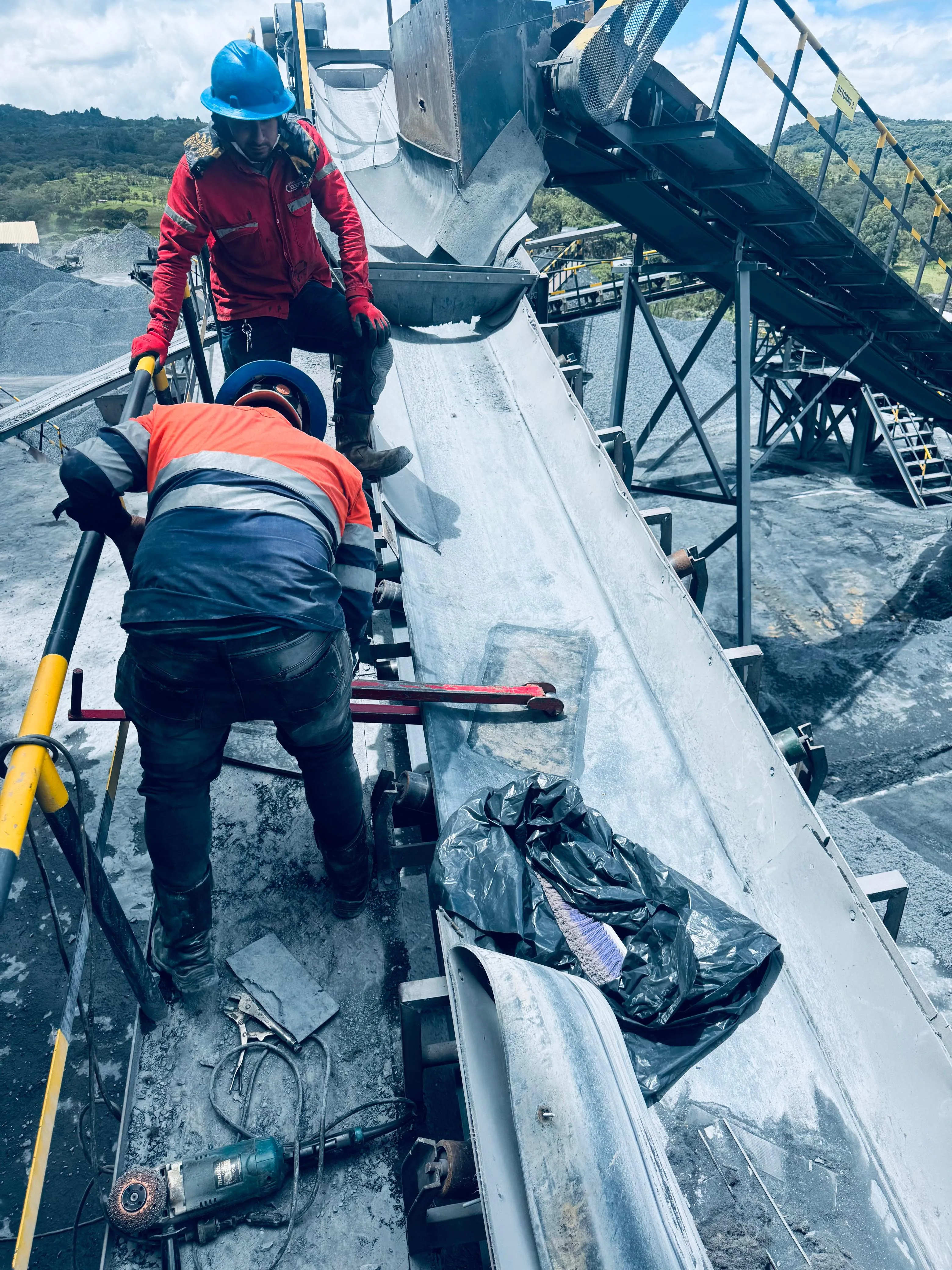 Vulcanización de empalme en banda transportadora en planta