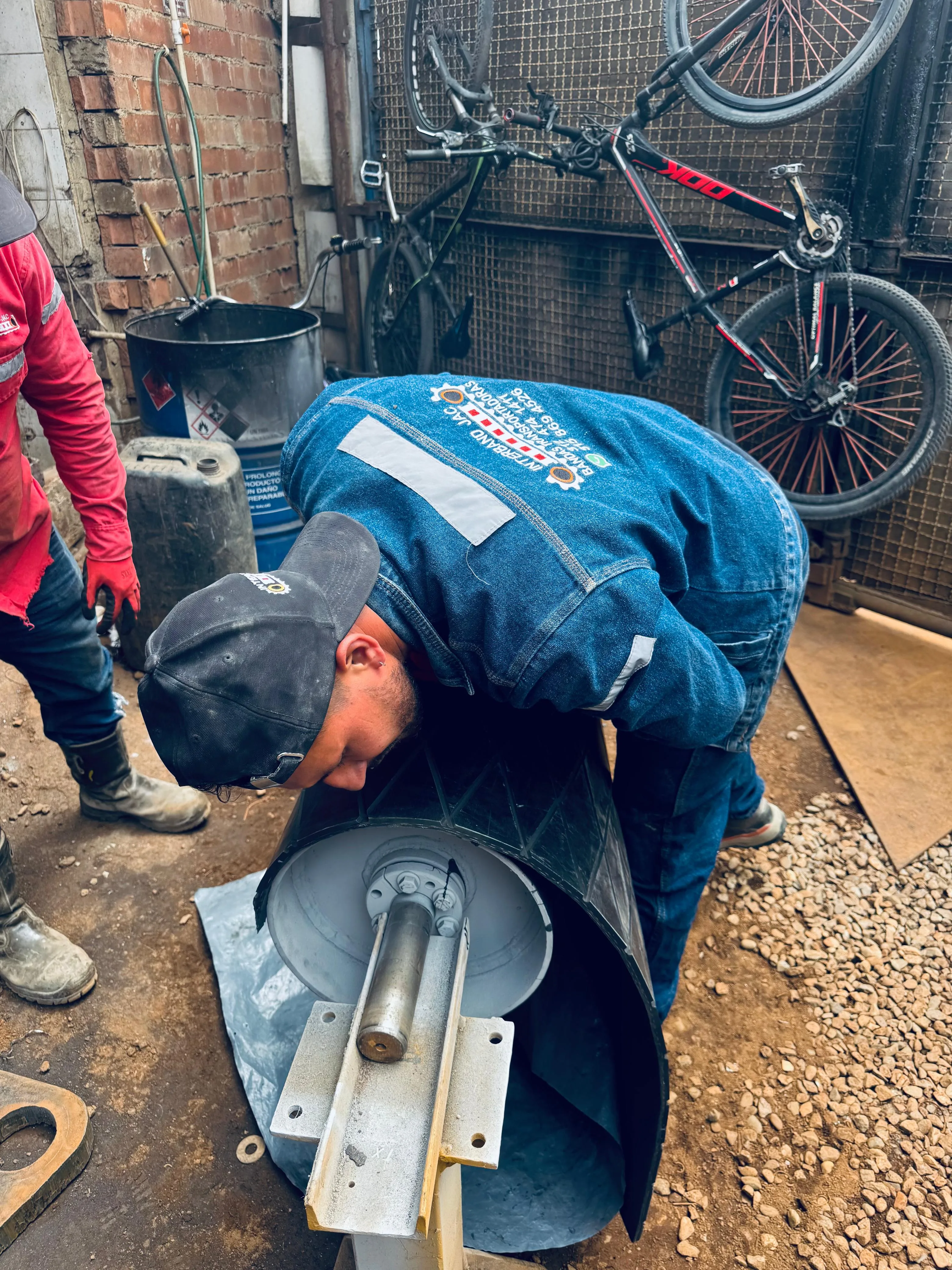 Técnico ensamblando rodillo de carga en taller