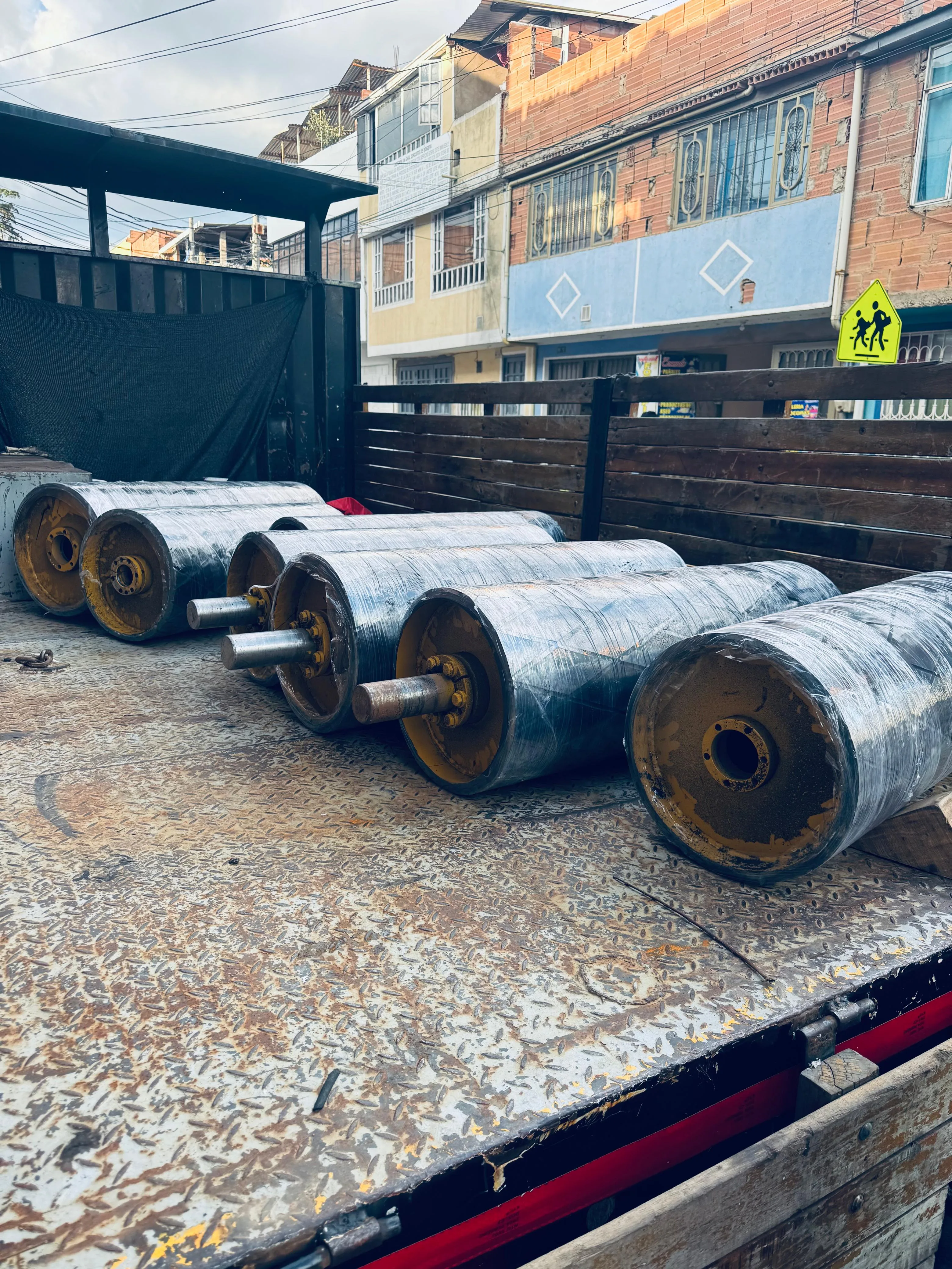 Rodillos industriales en transporte hacia obra