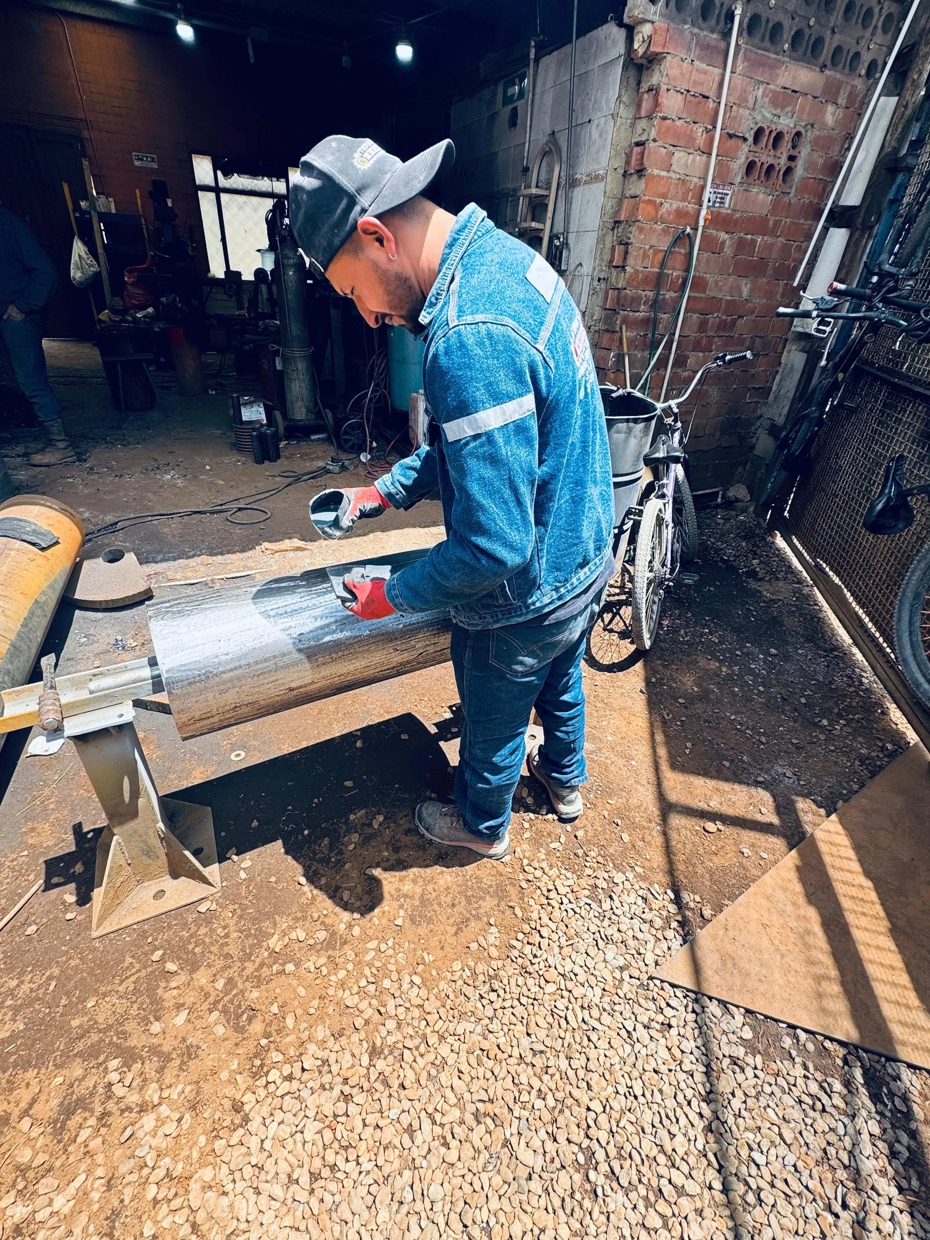 Pulido y acabado de rodillo en taller de fabricación